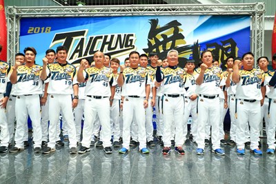 台中台壽保成棒隊成軍　披花博球衣出征